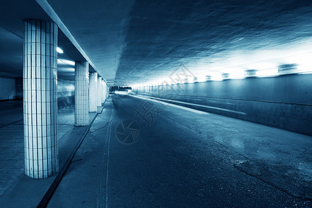 通往火车站台的隧道图片
