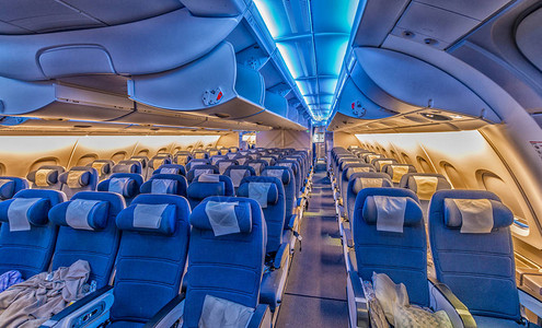 带座椅和蓝光的飞机内部图片