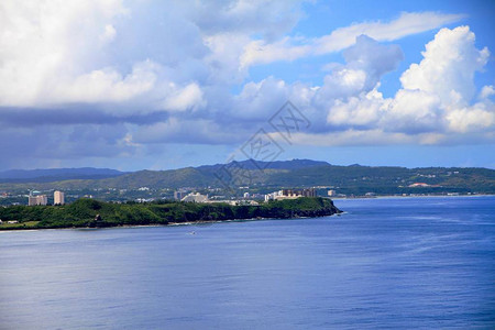 关岛与商业区的海岸景色背景