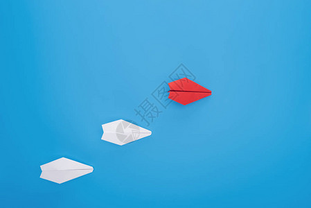 白纸和红纸飞机平背景图片