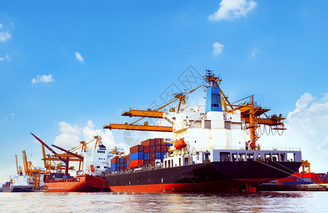 港口货运码头集装箱船与码头起重机工具用于进出口行业和货运物流贸易航运图片