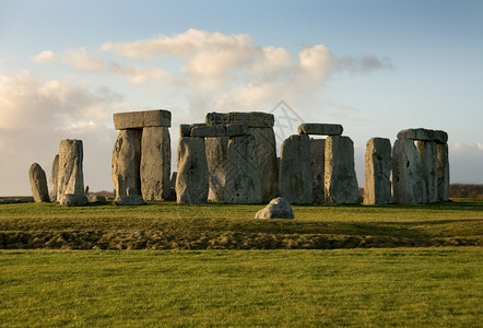 英国威尔特郡阿梅斯伯里附近的巨石柱在寒冷的图片