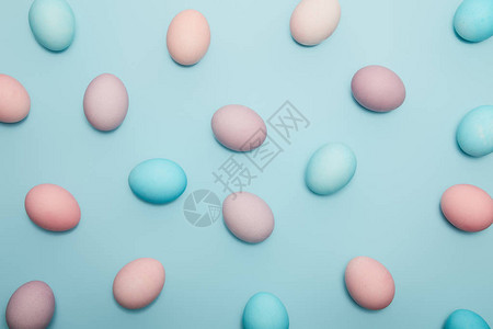 蓝色背景上复活节彩蛋的顶部视图背景图片