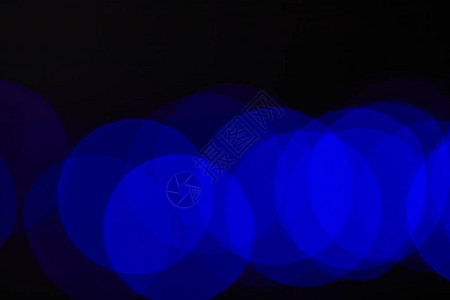 抽象的深蓝色模糊圆圈背景图片