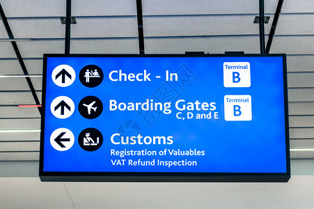国际机场的信息标志办理登机手续和登机口的方向终端连接处图片