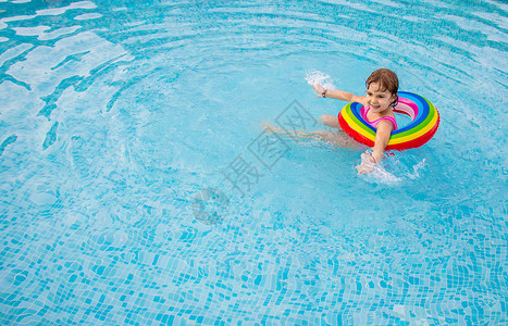 孩子在度假村游泳池里洗澡有选择图片