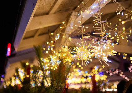 街上的圣诞装饰多彩的节假日bokeh灯光城市夜间照明抽象模图片