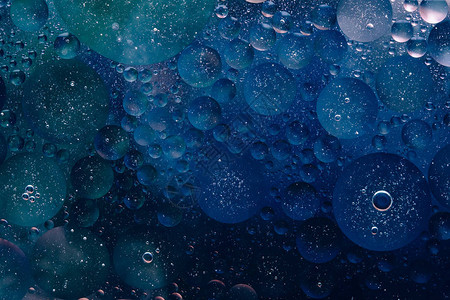 水油泡的宏观抽象本底流动液体深蓝色图片