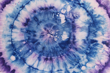 从丝绸节点圆形上的蓝色和紫色同心图片