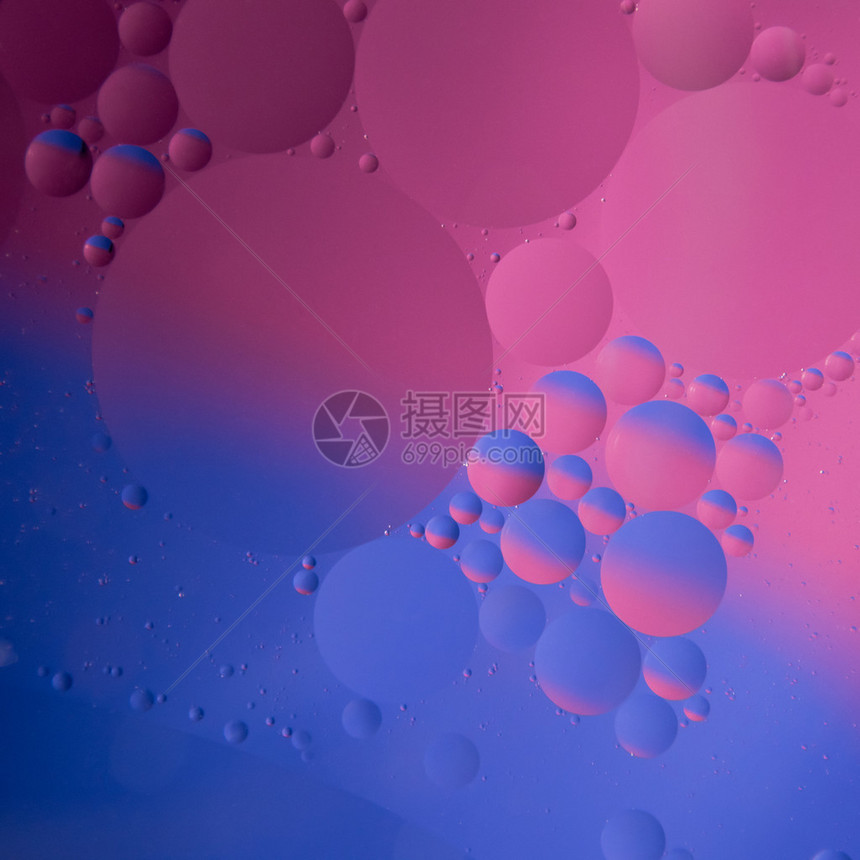 水表面上的抽象颜色圆油滴图片
