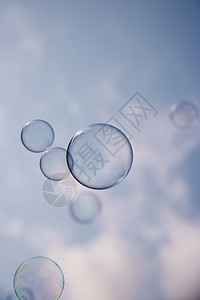 空中飞舞的肥皂泡背景图片