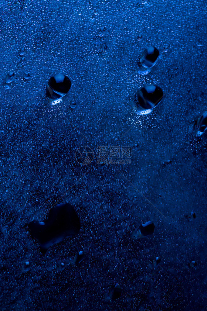 深蓝色水滴背景图片