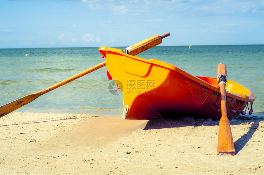 波罗的海滩上橙色救援船的形象图片