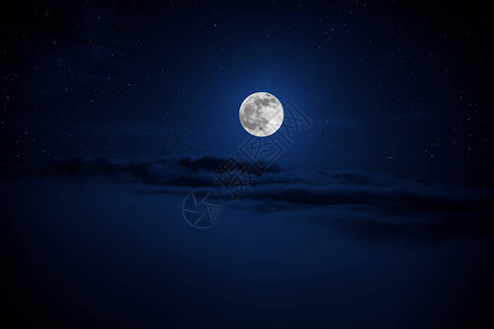 在星空和云彩的幕后黑暗中的月亮环绕着天图片