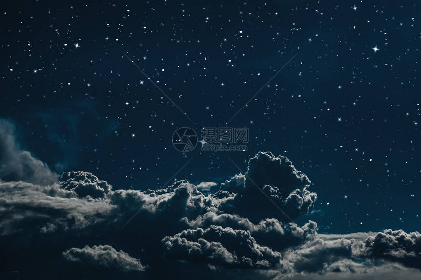 背景与星月亮和云彩的夜空图片