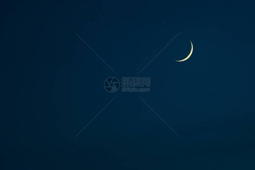 夜空中的新月新月的第一天图片