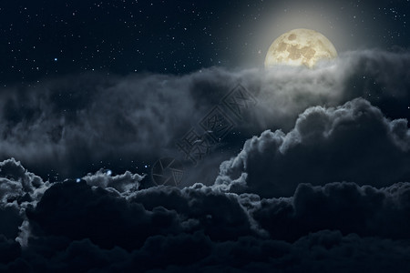 有强云和星的满月夜图片