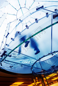 现代玻璃螺旋楼梯以运动图片