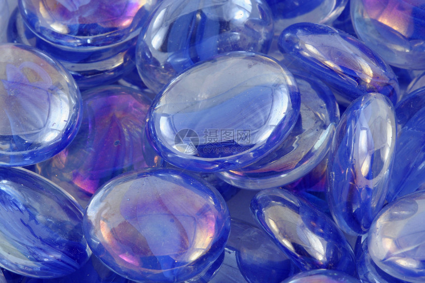 一些蓝色玻璃珠子的图片