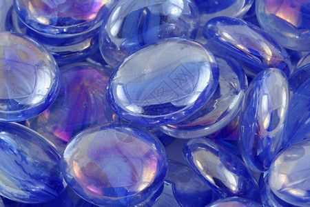 一些蓝色玻璃珠子的图片
