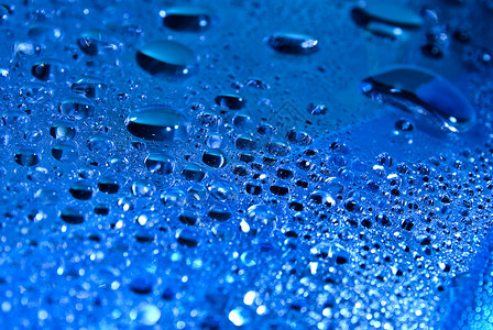 玻璃上的蓝色水滴形状图片
