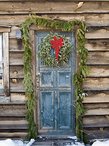 小木屋质朴门上的圣诞花环图片