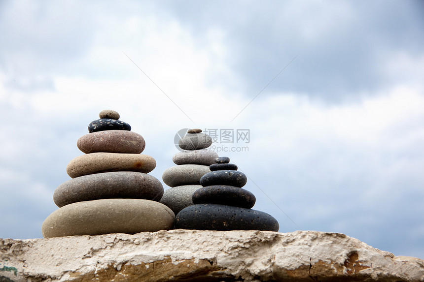 卵石沙滩上的平衡石图片