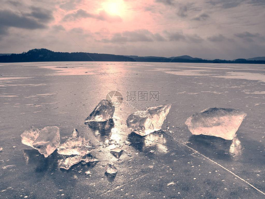 在结冰的湖水位上的冰碎片图片