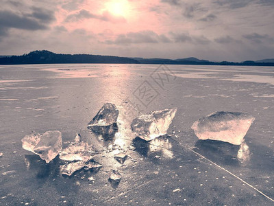 在结冰的湖水位上的冰碎片图片