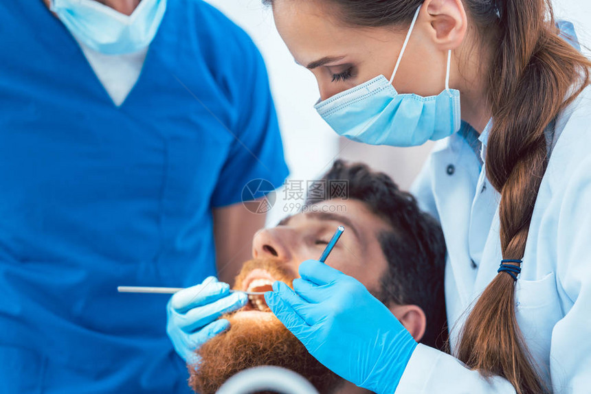 在现代诊所的牙科诊所清洁患者牙齿时图片