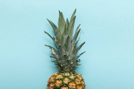 整个成熟热带菠萝的顶部视图图片