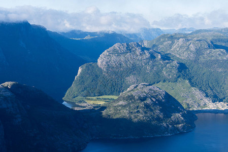 从挪威Preikestolen悬崖看山景图片