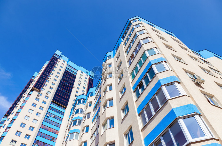 新的高现代公寓大楼蓝天背景的图片