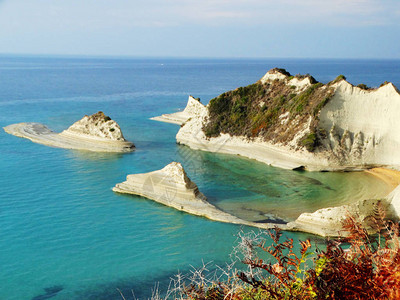 Corfu岛离洋海景色中的蓝色环高清图片