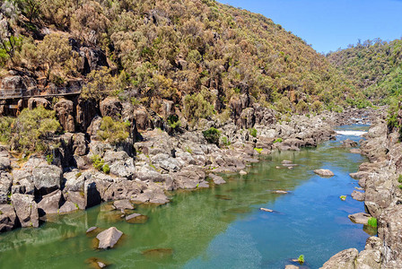 位于澳大利亚塔斯马尼亚州劳恩斯顿Cataract峡谷第一盆地上方图片