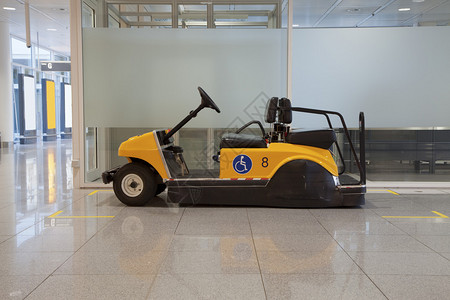 机场航站楼的残疾人车图片