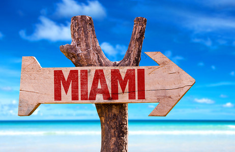 迈阿密木牌背景是海滩图片
