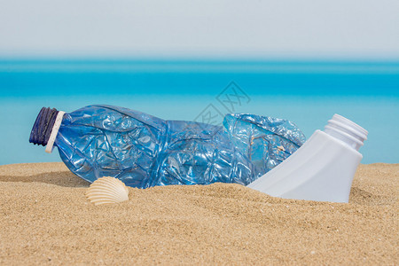 沙滩上的塑料瓶图片