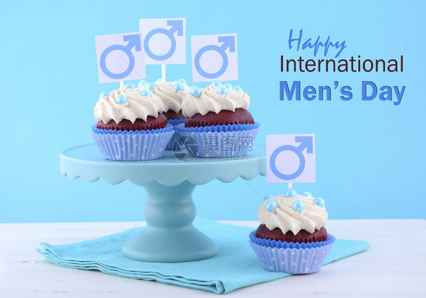 国际男士日纸杯蛋糕在蛋糕架上图片
