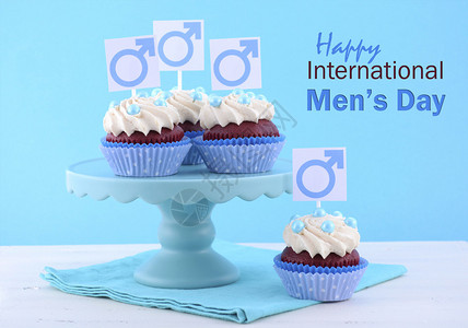 国际男士日纸杯蛋糕在蛋糕架上图片