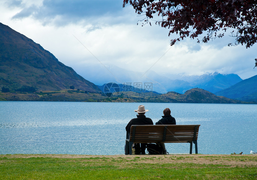 享受新西兰Wanaka湖风景的一对夫图片