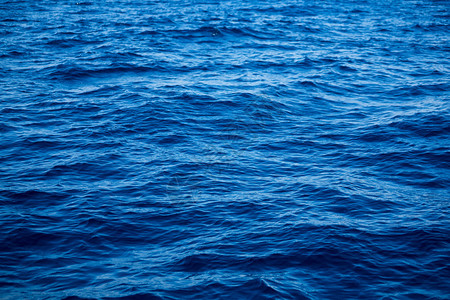 蓝色空荡的海洋中的波浪图片