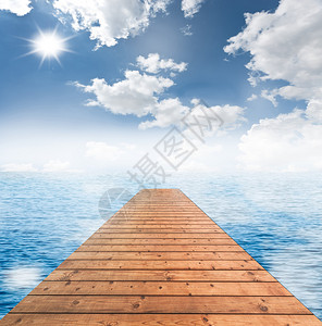 蓝天碧海的木桥图片