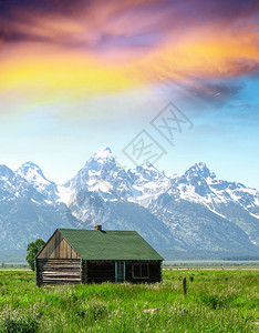 山风景中的小屋图片