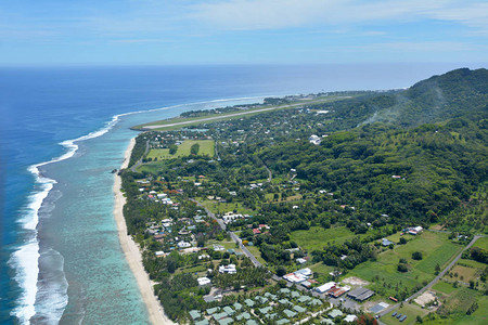 面向北面的阿罗朗吉村拉罗通加珊瑚环礁和库克群岛拉罗通加国际机场背景
