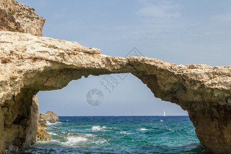 马耳他科米诺岛上的石拱门图片