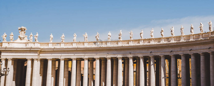 意大利梵蒂冈的雕像和柱子全景图片