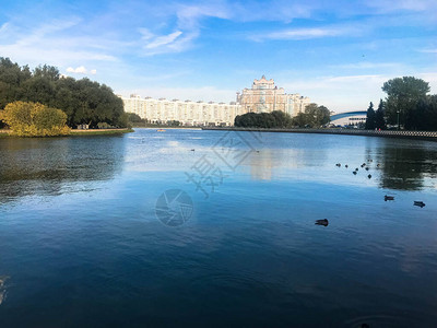 城市中心的河流池塘的美丽景色与蓝色天空和高楼建筑对图片