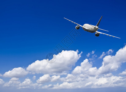 民航飞机在深蓝天空中飞行图片