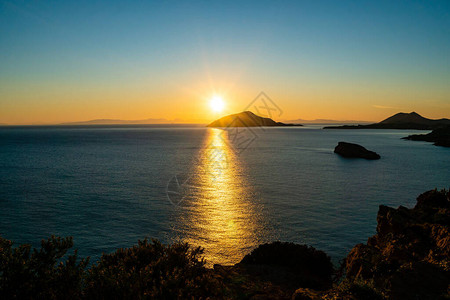 希腊风景秀丽的爱琴海附近的日落图片